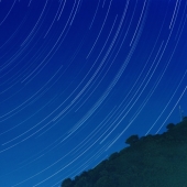 夜はそのまなざしの先に流れる