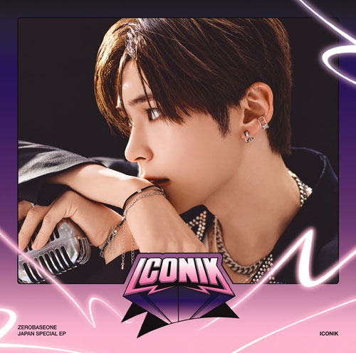 ICONIK ［CD+ブックレット+ソロセルカフォトカード+スクエア
