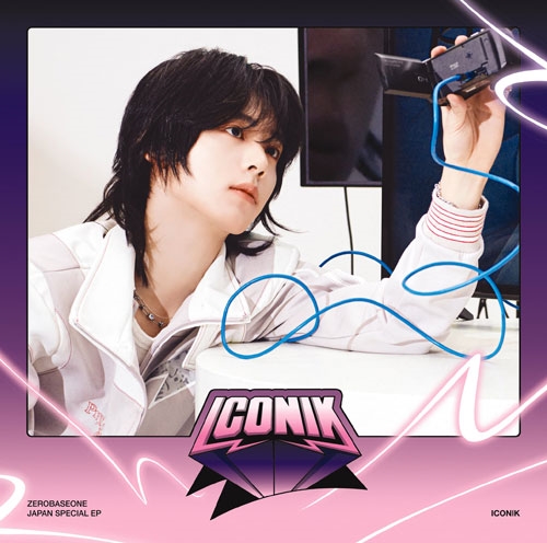 ICONIK ［CD+ブックレット+ソロセルカフォトカード+スクエア